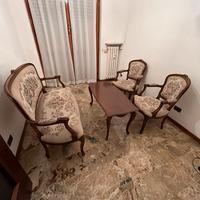 Salottino in legno e imbottitura ricamata