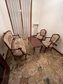 Salottino in legno e imbottitura ricamata