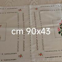 Centrino ricamato a mano