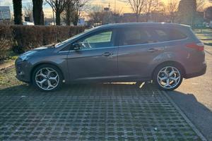Ford focus 2012 station wagon full optional