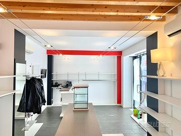 Arredamento per negozio abbigliamento
