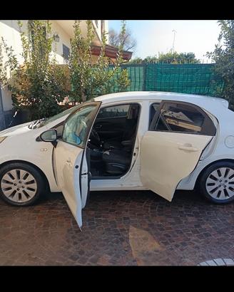 Kia Rio 2 serie con motore non funzionante