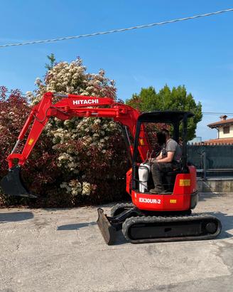 E293 - Escavatore 30 Q Hitachi EX30UR-2