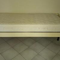 Letto singolo con rete a doghe e materasso