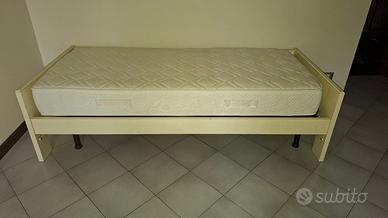 Letto singolo con rete a doghe e materasso