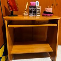 Scrivania in legno con ruote