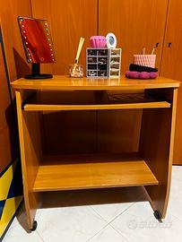 Scrivania in legno con ruote