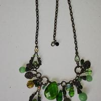 Collana brunita con pietre verdi