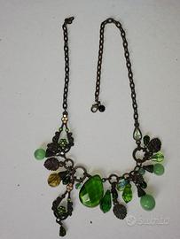 Collana brunita con pietre verdi