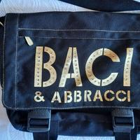 tracolla nera baci e abbracci