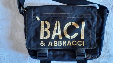 tracolla nera baci e abbracci