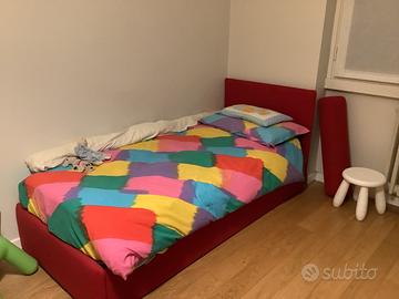 Letto singolo ricoperto in tessuto colore Rosso