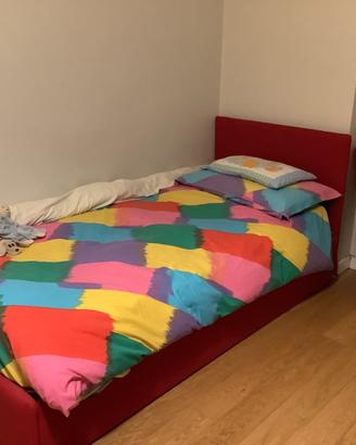 Letto singolo ricoperto in tessuto colore Rosso