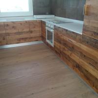 cucina e penisola in abete vecchio recuperato