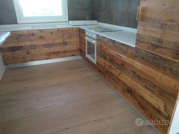 cucina e penisola in abete vecchio recuperato