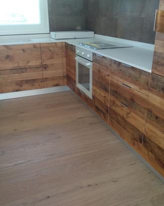 cucina e penisola in abete vecchio recuperato