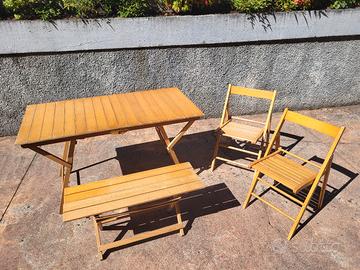 tavolo con due sedie e panchina 