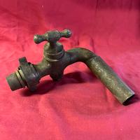 Vecchio rubinetto in ottone