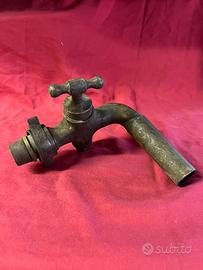 Vecchio rubinetto in ottone