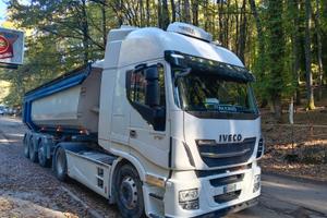 Trattore stradale con semirimorchio ribaltabile