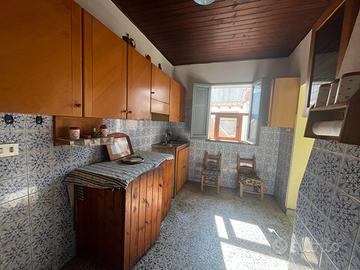 Ampio quadrivano con cortile privato e locali acce