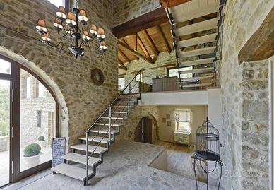 Villa di 250 m² con più di 5 locali e box auto a F