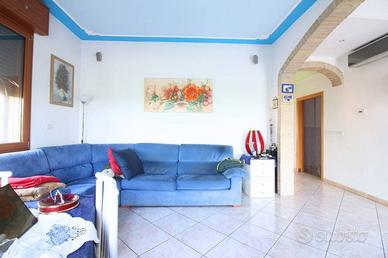 Villa di 213 m² con più di 5 locali e box auto a A