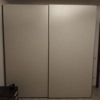 Armadio con ante scorrevoli