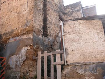 Casa da ristrutturare su tre livelli