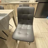 Sedie e camera matrimoniale