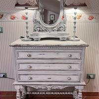 Cassettiera con lo specchio stile shabby