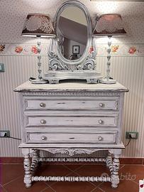 Cassettiera con lo specchio stile shabby