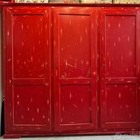 Armadio artigianale rosso in legno