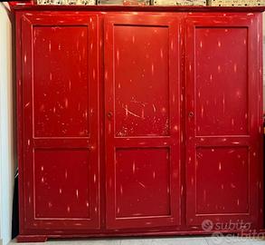 Armadio artigianale rosso in legno