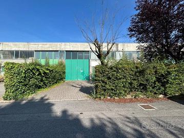 Immobile di 420 m² con 2 locali a Mariano Comense