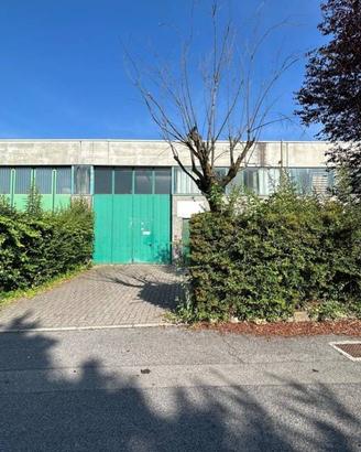 Immobile di 420 m² con 2 locali a Mariano Comense