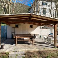 Pergolato completo di tavolo e panche di legno