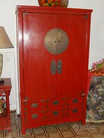 Armadio orientale in legno massello laccato rosso