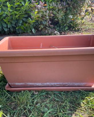 Vaso in plastica rettangolare con sottovaso