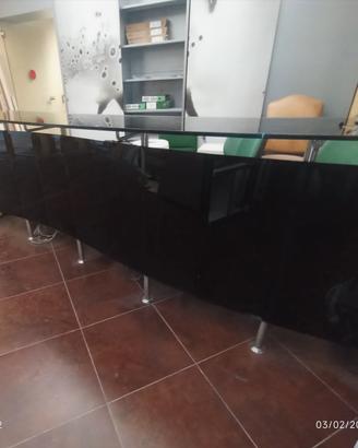Reception con piano  vetro sagomato