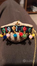 collana in metallo con ciondolo a forma di 