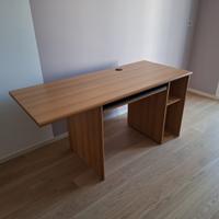 Scrivania con ripiano estraibile