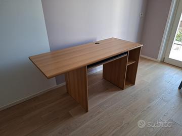 Scrivania con ripiano estraibile