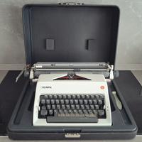 Macchina da scrivere Olympia