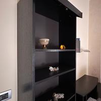 Libreria nera con luci