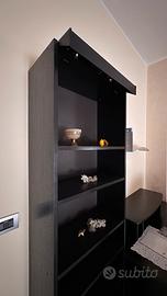 Libreria nera con luci