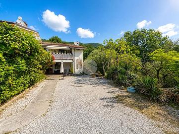 VILLA A SCHIERA A CAPRINO VERONESE
