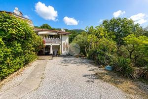 VILLA A SCHIERA A CAPRINO VERONESE