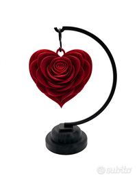Rosa a cuore sospesa su supporto san Valentino