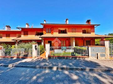 VILLA A SCHIERA CENTRALE A CERRETO D'ESI